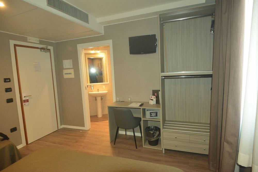 Hotel Tiempo Napoli Esterno foto